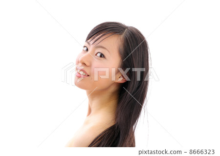 一個女人頭髮撫摸著風 8666323