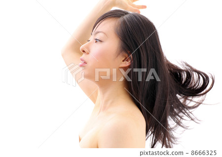 一個女人頭髮撫摸著風 一個女人頭髮撫摸著風 8666325