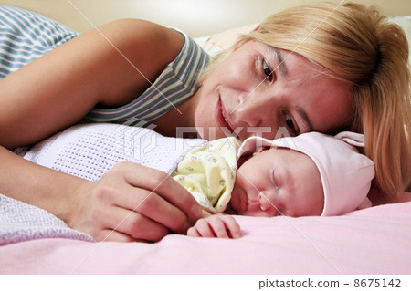 Mother with babe Mother with babe 8675142