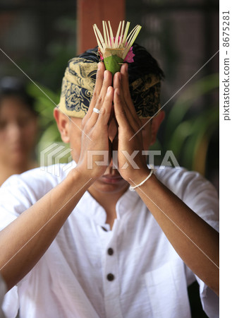 Indonesian groom prays Indonesian groom prays 8675281