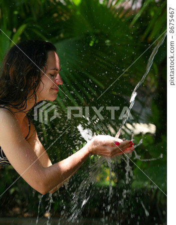 Falling water 8675467