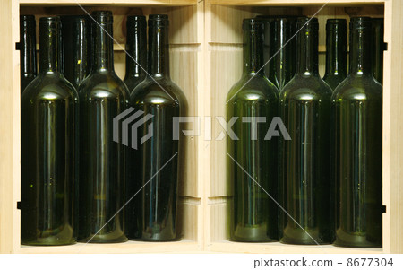 Empty green bottles 8677304