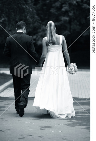 Newly married pair 8677656