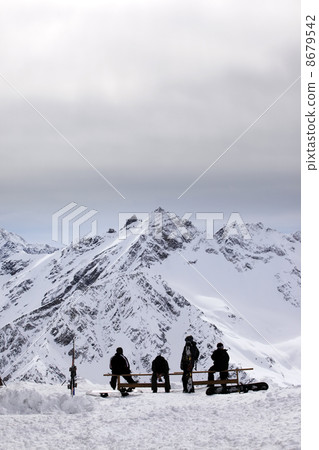 Snowboarding team 8679542