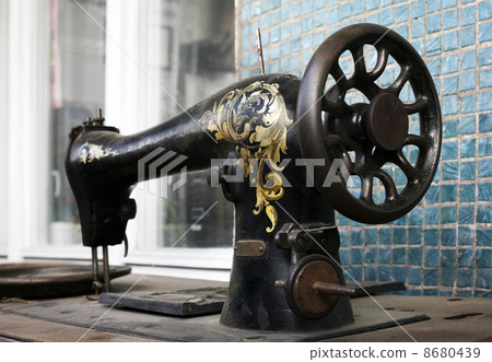 Old sewing machine 8680439