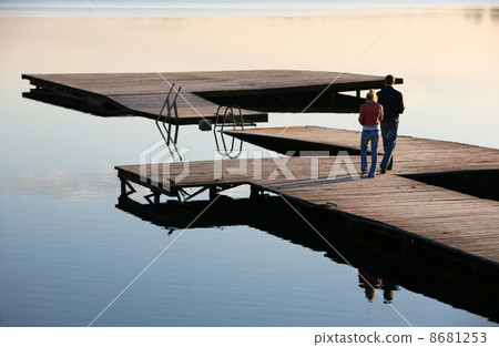 The in love pair on the bridge 8681253