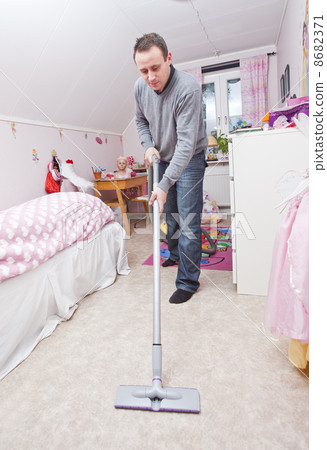 Man with a vacuum cleaner 8682371