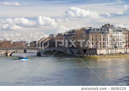 Seine river and Pont Louis-Philippe in Paris Seine river and Pont Louis-Philippe in Paris 8686229