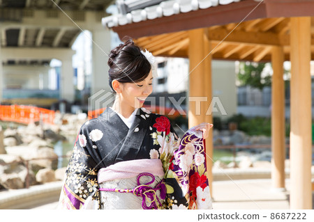 一個戶外和服的女人 8687222