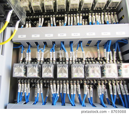 複雜的控制板繼電器電路 8703088