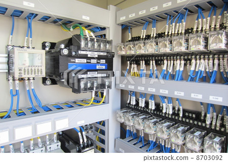 控制面板和操作面板上佈置有複雜的繼電器電路。 8703092