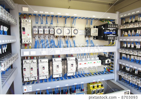 控制面板和操作面板中複雜的繼電器電路 8703093