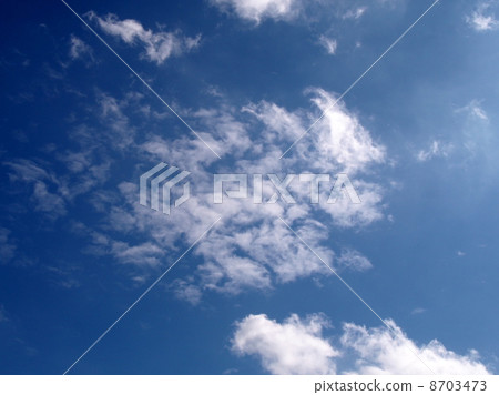 Clouds in the blue sky 8703473