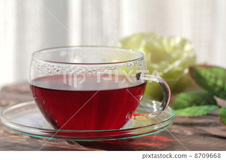 耐熱玻璃茶杯中的玫瑰果茶與白玫瑰 耐熱玻璃茶杯中的玫瑰果茶與白玫瑰 8709668