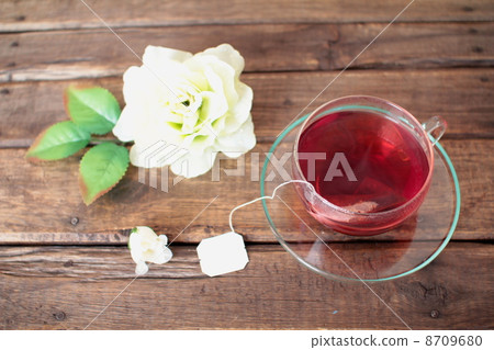 Rosehip tea brewed with teabags and white roses Rosehip tea brewed with teabags and white roses 8709680