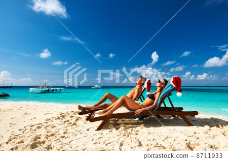 Couple on a beach 8711933