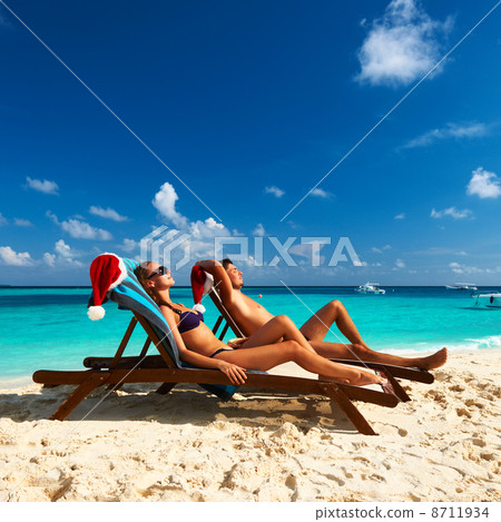 Couple on a beach 8711934
