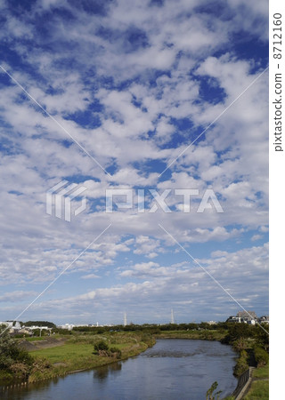 Tsurumi River and blue sky 8712160