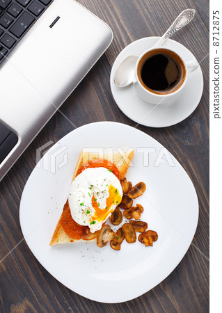 Poached egg with mushrooms and tomatoes Poached egg with mushrooms and tomatoes 8712875