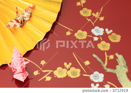 Gold fan and folding crane and plum blossoms 8712919