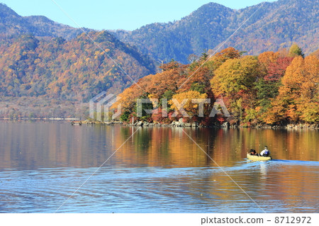 Autumn leaves of Lake Chuzenji 8712972