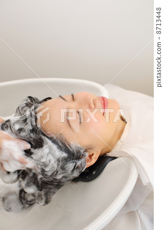 Girls washing their hair 8713448