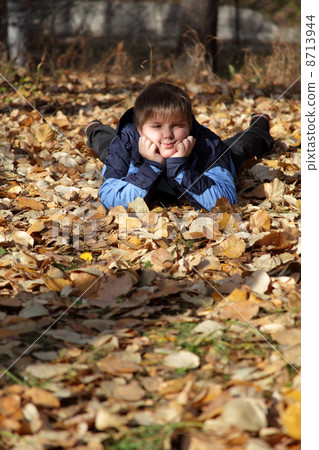 children in autumn leaf 8713944