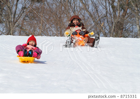 Parents playing with sleds 8715331