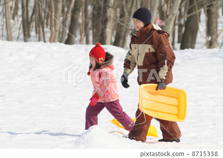 Parents playing with sleds 8715338