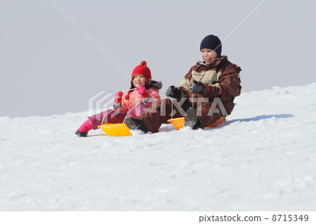 Parents playing with sleds 8715349