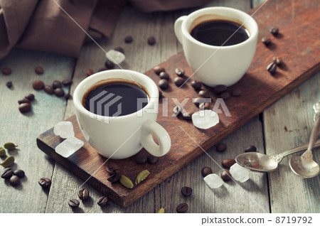 Coffee in cups with cardamom 8719792