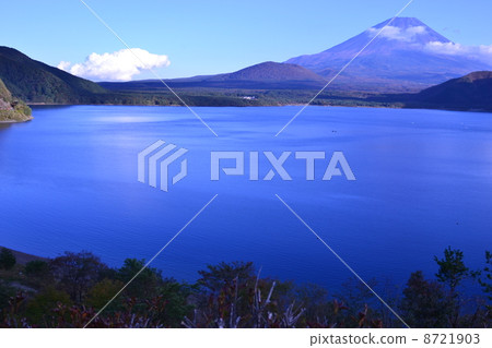 從本栖湖黃昏的富士山 8721903