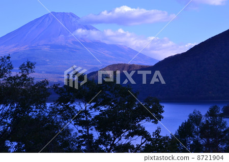 從本栖湖黃昏的富士山 8721904