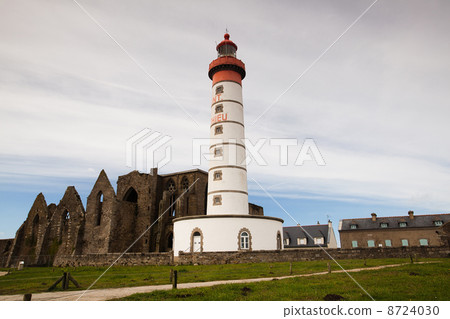 Lighthouse and ruin of monastery, Pointe de Saint Mathieu, Brittany, France Lighthouse and ruin of monastery, Pointe de Saint Mathieu, Brittany, France 8724030