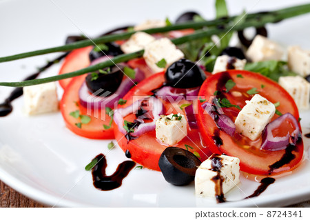 vegetable salad with feta cheese 8724341