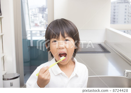 Boy brushing tooth 8724428