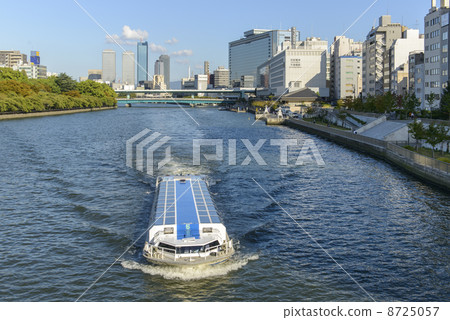 Water bus that goes to the eighth house beach 8725057