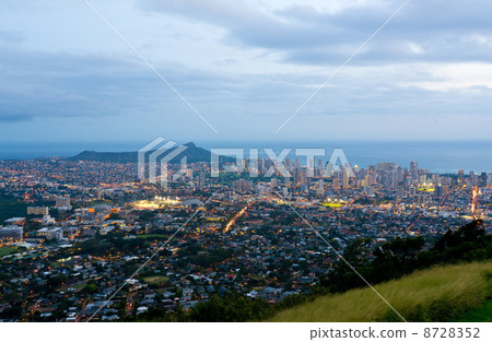 查看從夏威夷瓦胡島坦塔羅斯（晚上）鑽石頭和威基基山 8728352
