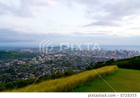 查看從夏威夷瓦胡島坦塔羅斯（晚上）鑽石頭和威基基山 8728355