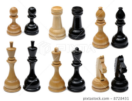 Set of wooden chess pieces 8728431