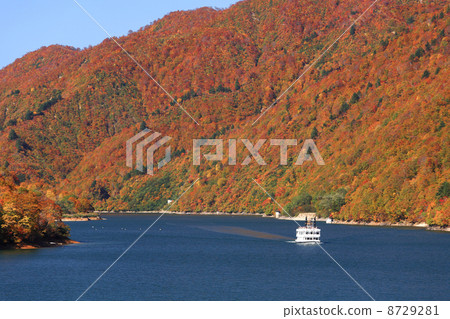 Autumn leaves of Okadaden Lake 8729281