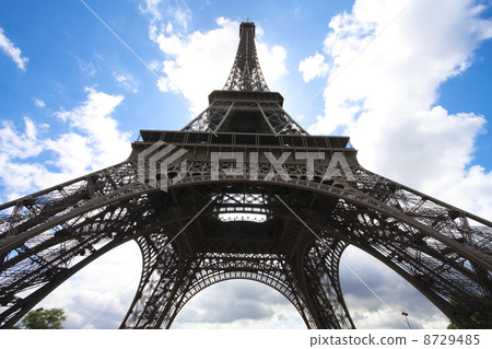 I look up at the Eiffel Tower I look up at the Eiffel Tower 8729485