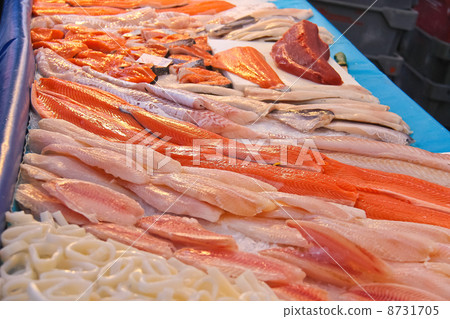 Sales of fresh fish on the market 8731705