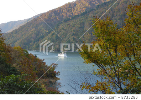 有秋季葉子岡田登湖的兩層遊船 有秋季葉子岡田登湖的兩層遊船 8733283