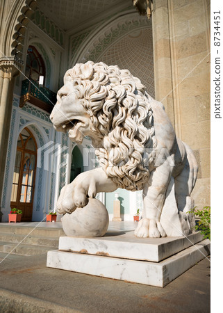 Sculpture of lion 8734451