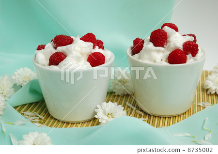 Raspberrys with white whipped cream 8735002