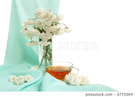 Glass tea cup and flowers 8735004