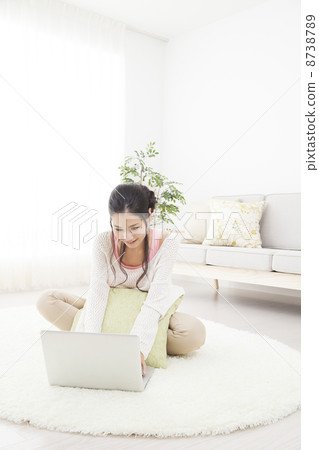 放鬆在屋子裡的婦女 8738789