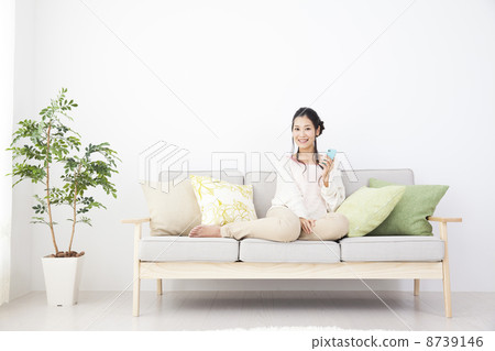 放鬆在屋子裡的婦女 放鬆在屋子裡的婦女 8739146