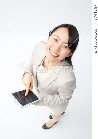 使用tablet pc的女商人 8741287